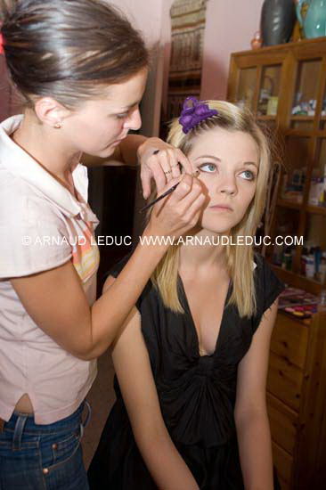 Aurélie Messelier durant une séquence de maquillage avec sa maquilleuse Elodie Casimir