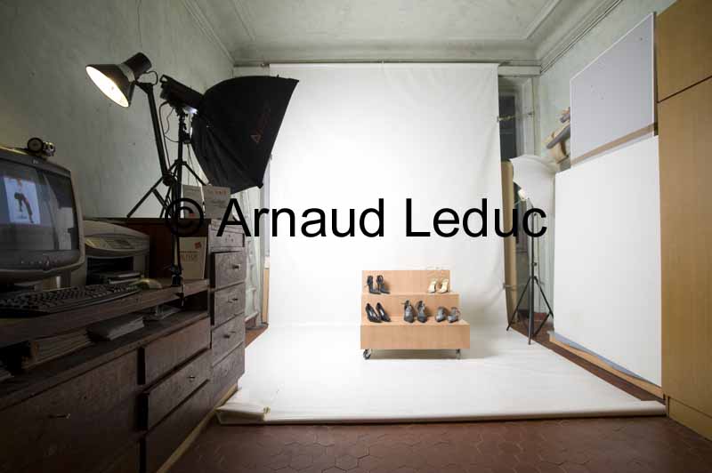 studio photo équipé avec fond et sol vinyl blanc, éclairages et accessoires
